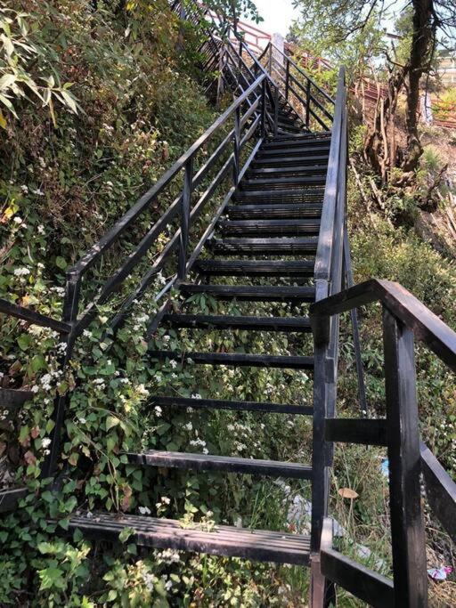 מוסורי 100 Stairs Holiday Home מראה חיצוני תמונה