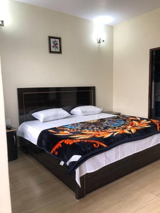 מוסורי 100 Stairs Holiday Home מראה חיצוני תמונה